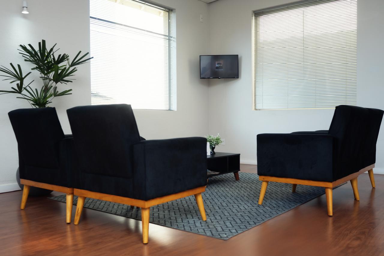 Sala de espera da MarcOliver, com poltronas e decoração acolhedora